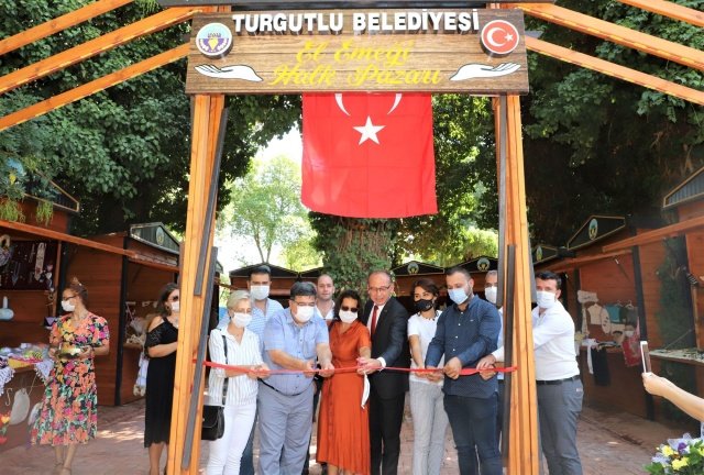 “Seçim çalışmalarında söz verdiğimiz gibi kadınlarımızı aile ekonomisinin içerisine katacağımız çalışma ve projelerimizin ilkini gerçekleştirdik.   Kadınlarımızın evlerinde ürettikleri ev işlerini satarak aile ekonomilerine katkı sağlamaları için bir pazar oluşturduk. Pandemiden dolayı açılışını uzun zamandır ertelemek durumunda kaldığımız El Emeği Halk Pazarımızı kadınlarımızdan gelen yoğun istek doğrultusunda açmaya karar verdik. Belediyemize müracaat eden kadınlarımız bu pazarımızdan ücretsiz olarak dönüşümlü bir şekilde yararlanabilecekler. Ancak pazarımızda engelli vatandaşlarımız ve doğa derneğimizin sabit barakaları olacak, onlar bu dönüşümün dışında kalacaklar. Ben sahalarda verdiğimiz sözleri gerçekleştirmiş olmaktan dolayı ekibimle birlikte çok mutluyum. İnşallah bu açtığımız pazar hem Turgutlu’muza, ailelerimize, kadınlarımıza, engellilerimize katkı sağlar. Ben yaptığımız bu çalışmanın Turgutlu’ya hayırlı olmasını diliyorum.”