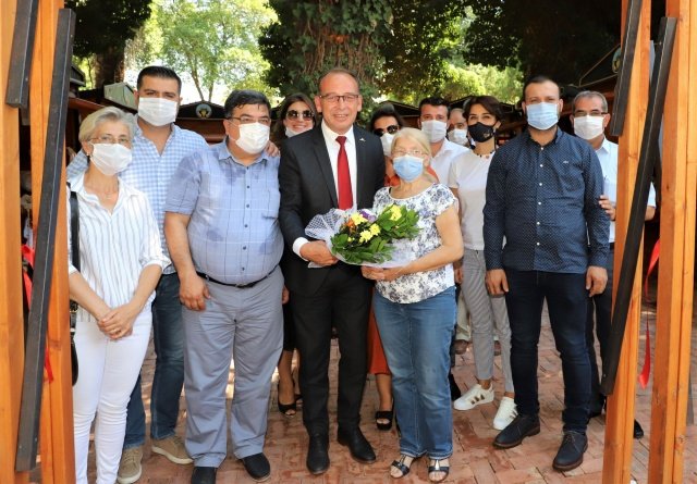 Turgutlu Belediyesi tarafından ev kadınlarının aile ekonomisine katkı sağlamaları amacıyla el emeği ürünlerini satabilecekleri “El Emeği Halk Pazarı” düzenlenen törenle açıldı.