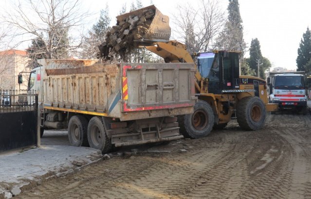 Park ve Bahçeler Müdürlüğü ekipleri ise Ergenekon Mahallesi Biçer Sokakta ağaçlandırma çalışmalarını tamamladı.

Turgutlu Belediye Başkan Yardımcısı Ahmet Daşkan ise yapılan çalışmalarla ilgili olarak şu ifadeleri kullandı:

“Fen İşleri ile Park ve Bahçeler Müdürlüğü ekiplerimiz hiç durmadan Turgutlu’muz için çalışmaya, vatandaşlarımız için hizmet etmeye devam ediyor. Kentimizin farklı noktalarında hemşehrilerimizin ihtiyaçları doğrultusunda çalışmalarımızı ara vermeden sürdüreceğiz. Tüm çalışma arkadaşlarıma teşekkür ederim” dedi.