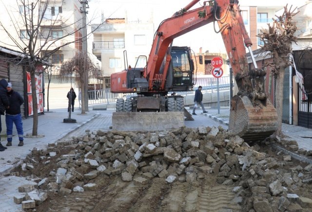 Turgutlu Belediyesi Fen İşleri Müdürlüğü ekipleri tarafından Yıldırım Mahallesi Özyiğit Sokakta yol kaldırma ve yenileme çalışmalarına başlandı. Kervanyolu ile birlikte Avar, Semerkant, Çözüm, Göktürk, Kızılcık, Uzunyol, Pehlivan, Akdemir, Yaylalıkapı ve Savaş Sokaklarda parke tamiratlarını tamamlayan Fen İşleri Müdürlüğü ekipleri Hanımeli Sokak ve Akbaş Sokakta parke tamiratlarına devam ediyor.