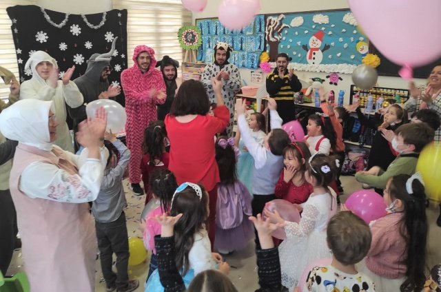 Turgutlu Belediyesi Tiyatro Ekibi Çocukların Sevincine Ortak Oldu

Turgutlu Belediyesi Tiyatro Ekibi Cumhuriyet Anaokulu’nun düzenlediği etkinliğine katılarak çocukların sevincini paylaştı.