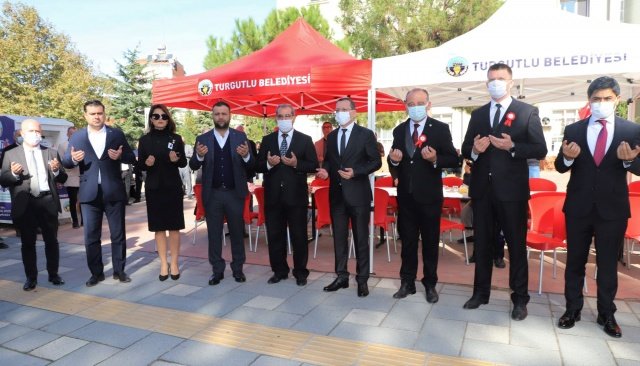 Düzenlenen programa Turgutlu Belediye Başkanı Çetin Akın ile birlikte Turgutlu Kaymakamı Ali Yılmaz, Turgutlu Cumhuriyet Başsavcısı Ali Biçer, Turgutlu İlçe Jandarma Komutanı Halim Karaer, Turgutlu Belediye Başkan Yardımcıları Ahmet Daşkan, Fırat Honaz, Evren Erbaş Ser, Mithat Erden, Mustafa Biçer, Turgutlu Belediyesi Meclis Üyeleri, Daire Müdürleri, Gaziler, Dernek ve Oda Başkanları ile Turgutlu Belediyesi Personeli katıldı.