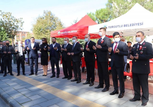 Büyük Önderimiz Gazi Mustafa Kemal Atatürk, silah arkadaşları ve aziz şehitlerimize ne kadar minnet duysak azdır”

Turgutlu Belediye Başkanı Çetin Akın, “Başkomutanımız, Büyük Önderimiz Gazi Mustafa Kemal Atatürk’ün ebediyete intikal edişinin 83. yılı dolayısıyla düzenlediğimiz mevlid-i şerif programı ve lokma hayrımızı gerçekleştirdik. Gazi Mustafa Kemal Atatürk ve silah arkadaşları başta olmak üzere bu toprakları vatan yapan aziz şehitlerimize ne kadar minnet duysak azdır. Ulu Önderimiz Gazi Mustafa Kemal Atatürk, silah arkadaşları ve kahraman şehitlerimizi rahmetle ve şükranla anıyorum. Rabbim hayırlarımızı ve dualarımızı kabul etsin” dedi.