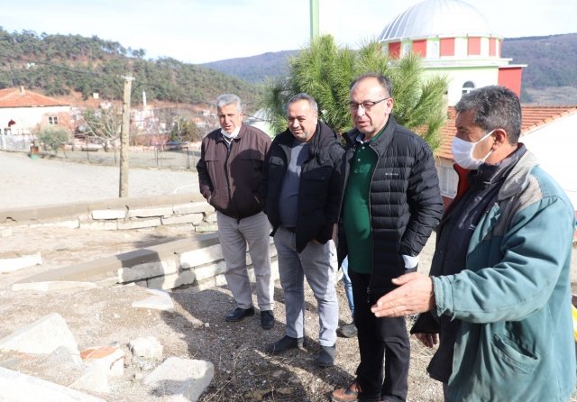 Turgutlu Belediye Başkanı Çetin Akın’ın Başkan Yardımcıları Fırat Honaz, Ahmet Daşkan ve Fen İşleri Müdürü İbrahim Tunçkol ile birlikte kırsal mahallelere gerçekleştirdiği ziyaretler ve hasar tespit çalışmalarının ardından ekipler tarafından kırsal mahallelerde tamirat çalışmalarına başlandı.