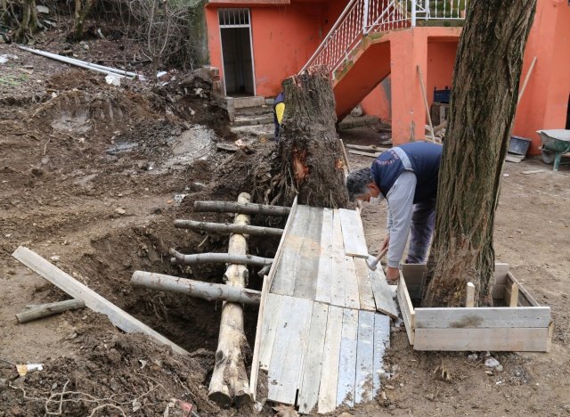 Merkez mahallelerdeki çalışmalarına da bir yandan devam eden ekipler Şehitler Mahallesi Ege Sokak ile Selvilitepe Mahallesi Örnek Sokakta altyapı çalışmaları sırasında kazınan yolların bakım ve tamiratlarını yürütüyorlar.