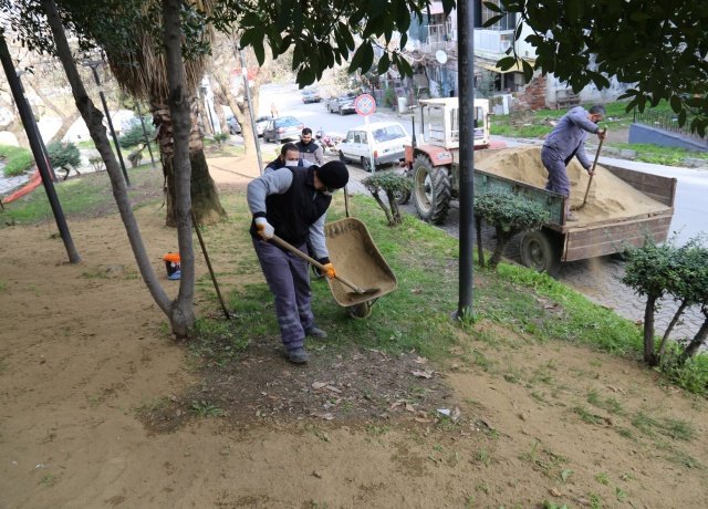 Park ve Bahçeler Müdürlüğü ekipleri de Şehitler Parkında çimlendirme ve budama çalışmaları ile Karaköy Mahallesindeki Kur’an kursunun boyama çalışmalarına devam ediyor. 
Kırsal mahallelerde yapılan hasar tespit çalışmalarının hemen ardından çalışmalara başlandığını belirten Başkan Çetin Akın, “Başkan Yardımcılarımız Fırat Honaz, Ahmet Daşkan ve Fen İşleri Müdürümüz İbrahim Tunçkol ile birlikte ziyaret ettiğimiz kırsal mahallelerimizde hasar gören yollarda tamirat çalışmalarına ekiplerimiz zaman kaybetmeden başladı. Ayrıca şehir merkezimizde de altyapı nedeniyle kazılan yolların parke tamiratı ekiplerimiz tarafından gerçekleştiriliyor. Park ve Bahçeler Müdürlüğü ekiplerimiz Şehitler Parkında çimlendirme, budama ve Karaköy Mahallemizdeki Kur'an kursunda boyama çalışması yapıyor. Daha güzel bir Turgutlu için var gücümüzle çalışıyoruz” dedi.