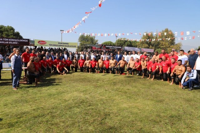 Muhteşem Finalin Adı: İsmail Koç ve Yıldıray Akın
Turgutlu Yağlı Güreşleri’ne 14 boy kategorilerinde pehlivanlar kıyasıya mücadele ettiler. Turgutlu Belediyesi Yağlı Güreşlerinde, İsmail Koç ile Yıldıray Akın kıran kırana bir mücadele örneği gösterdiler. Kıyasıya mücadelenin galibi İsmail Koç olurken, Turgutlu Yağlı Güreşleri’nin başpehlivanı olarak adını tarihe yazdırdı. Turgutlu Yağlı Güreşleri’nin üçüncüleri ise Fatih Atlı ve Yalçın Öncü oldu.