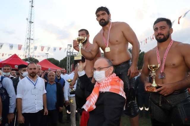 Turgutlu Belediyesi’nin ev sahipliğinde, muhteşem bir organizasyon ile Kırkpınar Güreşleri’ni aratmayan müsabakalar  Urganlı’da Turgutlu Belediyesi Er Meydanında yedi bini aşkın güreş severe Kırkpınar havası yaşattı.