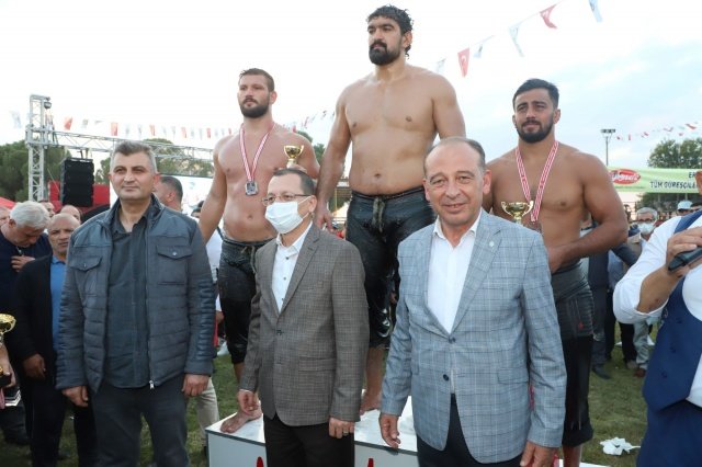 Turgutlu Yağlı Güreşleri, kadınından, erkeğine, yaşlısından gencine izlemeye gelenler ile yağlı güreşleri her kentte takip eden güreş severlerden tam not aldı. Türkiye’nin en ünlü başpehlivanlarının kol bağladığı ve binlerce vatandaşın yoğun ilgi gösterdiği güreşlere; Manisa Valisi Yaşar Karadeniz, Tuğgeneral Selçuk Yıldırım, Turgutlu Kaymakamı Ali Yılmaz, Manisa İl Jandarma Komutan Yardımcısı Kıdemli Albay Süreyya Doğan, Turgutlu Jandarma Komutanı Halim Karaer, Manisa Milletvekilleri Bekir Başevirgen, Ahmet Vehbi Bakırlıoğlu, CHP Parti Meclisi Üyesi Hasan Efe Uyar, Manisa CHP İl Başkanı Semih Balaban, Saruhanlı Belediye Başkanı Zeki Bilgin, Gölcük Belediye Başkanı Ali Yıldırım Sezer, İyi Parti Manisa İl Başkanı Hasan Ali Eryılmaz, CHP Turgutlu İlçe Başkanı Hüseyin Oğuz, İYİ Parti Turgutlu İlçe Başkanı Önder Ertaş, Başkan Yardımcıları, Meclis Üyeleri, Turgutlu Belediyesi Daire Müdürleri ve personeli, muhtarlar, siyasi parti temsilcileri, dernek ve oda başkanları ile protokol üyeleri de katıldı.