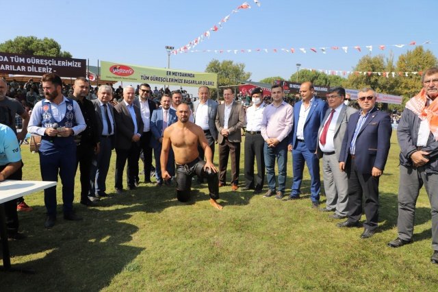 Türkiye’nin ünlü başpehlivanlarının er meydanında kıran kırana mücadele ettiğini ifade eden Turgutlu Belediye Başkanı Çetin Akın, şunları söyledi:
“Bugün çok gururluyuz  bunun iki tane nedeni var. Birincisi doğduğum büyüdüğüm topraklarda, Urganlı Turgutlu Belediyesi Er Meydanımızda kıran kırana mücadelelere sahne olan Yağlı Güreşlerimizi coşkulu bir şekilde gerçekleştirdik. İkincisi ise Milli bayramlarımızı ve Ata sporlarımızı en iyi şekilde yaşatmak için elimizden gelen bütün gayreti göstereceğimizin sözünü vermiştik. Bugün bu sözlerimizi gerçekleştirmenin haklı gururunu yaşıyorum. Turgutlu Yağlı Güreşleri'ne katılan tüm pehlivanlarımıza, güreş heyecanını doyasıya yaşayan binlerce güreş severimize, Başpehlivanımız İsmail Koç’a, koordinatörlerimiz Ferzande Sayan’a, Onur Şenel’e ve Turgutlu’muza yakışır bu büyük organizasyon da emeği geçen tüm çalışma arkadaşlarıma teşekkür ediyorum.”