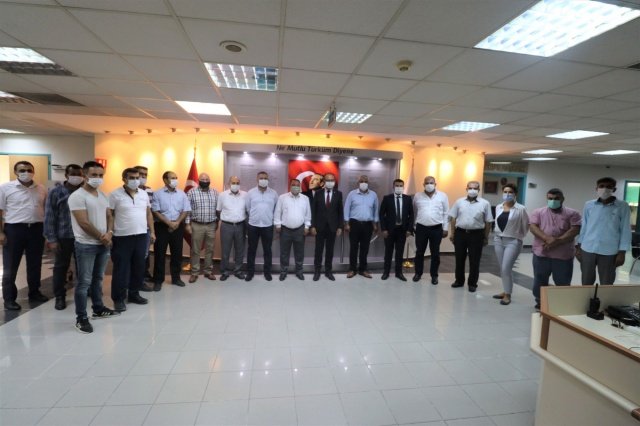Toplu iş sözleşmesi imza töreninde konuşan Turgutlu Belediye Başkanı Çetin Akın: “İmzaladığımız bu sözleşme ile ilçe belediyeleri arasında en yüksek maaşı ödeyen belediyelerden bir tanesi olduk. Çalışanlarımızın maaşlarına 01.08.2020 tarihinden geçerli olmak üzere %9 zam yapılmıştır. 01.01.2020 tarihi itibariyle enflasyon oranı kadar zam yapılacaktır. 2020 sene başında yapmış olduğumuz zamla birlikte toplamda iki yıl için %25-26 oranında zam yapmış oluyoruz.”