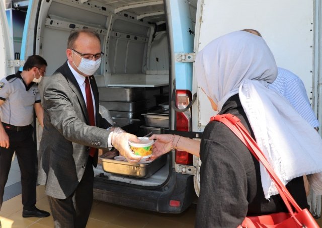 Başkan Çetin Akın ise Başkan Yardımcıları Fırat Honaz ve Ahmet Daşkan ile birlikte daire müdürleri, belediye personeli ve vatandaşlara aşure dağıttı.