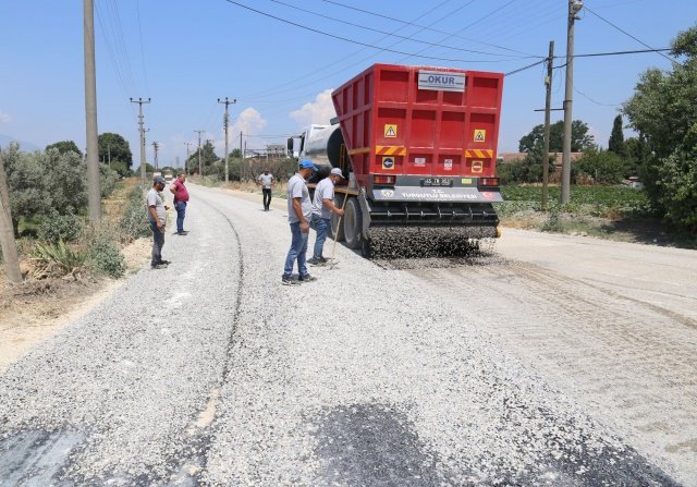 Turgutlu Belediyesi ova yolları başta olmak üzere şehir içindeki asfaltlama çalışmalarına başladı. Geçtiğimiz hafta deneme etabının tamamlanmasının hemen ardından Sabancı Karakolu Mevkisinde asfaltlama çalışmaları gerçekleştirildi. Asfaltlama çalışmalarına hafta sonunda da devam eden Fen İşleri Müdürlüğüne bağlı ekipler, Sabancı Karakolu Mevkisi üzerinde 15 bin m2’lik alanın asfaltlanmasını tamamladı.