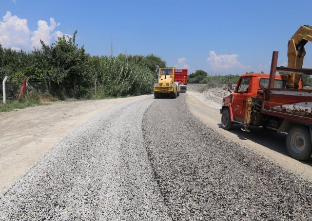 Asfalt çalışmaları ile ilgili açıklamada bulunan Turgutlu Belediye Başkanı Çetin Akın, “Asfalt şantiyemizin kurulması ve teknik süreçlerin tamamlanmasının hemen ardından asfaltlama çalışmalarımıza Sabancı Karakolu Mevkisi ile Erbiller Sanayi Sitesinden başladık. Ekiplerimizin özverili çalışmaları sonucunda iki noktada 24 bin m2’lik alanın asfaltlamasını gerçekleştirdik. Çiftçilerimiz başta olmak üzere vatandaşlarımızın yaşadıkları en büyük sorunlardan biri olan, yıllardır çözülemeyen asfalt sorununu çözüme kavuşturduk. Ekiplerimizin hazırladığı plan ve program dahilinde ova yollarımızda ve şehir içinde gerekli noktalarda asfaltlama çalışmalarına devam edeceğiz” dedi.