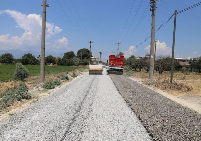 Erbiller Sanayi Sitesindeki çalışmalarına da bir yandan devam eden ekipler yol yenileme çalışmaları ile birlikte sanayi sitesi içerisinde 9 bin m2’lik bölümün asfaltlanması çalışmalarını yürüttü.