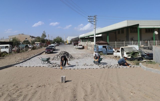 Turgutlu Belediyesi Fen İşleri Müdürlüğü ekipleri tarafından Fatih Sanayi Sitesinin genelinde parke taşı döşeme çalışmalarına başlandı. Ekiplerin yürüttükleri çalışmalar sonucunda toplamda 2500 m2’lik  parke taşı döşenmiş olacak.