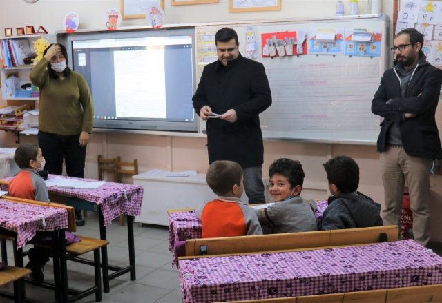 Turgutlu Belediyesi Kültür ve Sosyal İşler Müdürlüğü ekipleri tarafından 24 Ocak Pazartesi günü başlayacak olan sömestr tatili hediyesi olarak ilkokul ve ortaokul öğrencilerine ücretsiz lunapark biletleri dağıtılıyor. Turgutlu Belediye Başkan Yardımcısı Fırat Honaz da Dr. Hüseyin Orhan İlköğretim Okulu öğrencileriyle bir araya geldi. Başkan Yardımcısı Fırat Honaz, öğrencilerin iki haftalık tatil süresince eğlenceli vakit geçirmeleri amacıyla lunapark bileti hediye etti.