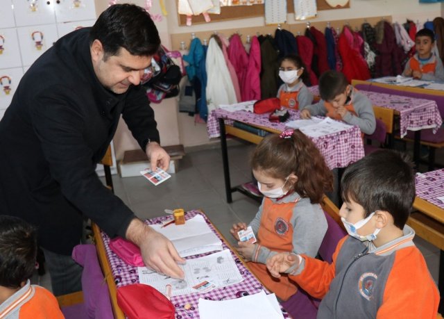 Turgutlu Belediyesi kent merkezindeki ilkokul ve ortaokullara sömestr tatili dolayısıyla ücretsiz lunapark bileti dağıtımını gerçekleştiriyor. Turgutlu Belediye Başkan Yardımcısı Fırat Honaz ise öğrencilerle bir araya gelerek lunapark bileti dağıttı.