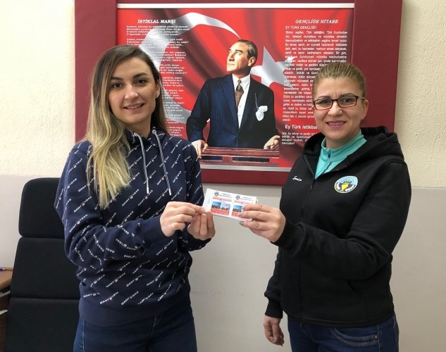 Turgutlu Belediye Başkan Yardımcısı Fırat Honaz, “Öğrencilerimiz 2021-2022 eğitim ve öğretim döneminin ilk yarıyılını tamamladılar. Turgutlu Belediyesi olarak öğrencilerimize yarıyıl tatillerinde güzel vakit geçirmeleri amacıyla lunapark bileti hediye ettik. Pandemi sürecine rağmen eğitimlerine aksatmadan devam ederek ilk dönemi noktalayan öğrencilerimizi tebrik ediyor, ikinci dönemin tüm eğitim camiası için hayırlı olmasını diliyorum” dedi.