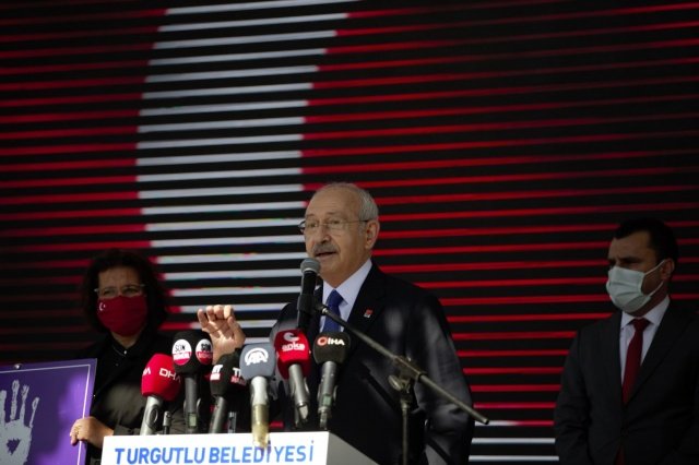 Turgutlu Belediyesinden Toplu Açılış Şöleni
Genel Başkan Kemal Kılıçdaroğlu: “Belediye Başkanımız Çetin Akın’ı yürekten kutluyorum”
Turgutlu Belediyesi Toplu Açılış Töreni Cumhuriyet Halk Partisi Genel Başkanı Kemal Kılıçdaroğlu’nun katılımıyla Turgutlu Belediyesi Hizmet Binası önünde gerçekleşti. CHP Genel Başkanı Kemal Kılıçdaroğlu, “Belediye Başkanımız Çetin Akın’ın Turgutlu’ya daha çok hizmet vereceğinden yüzde yüz eminim. Bütün Turgutluluların huzurunda Belediye Başkanımız Çetin Akın’ı yürekten kutluyorum” dedi. Turgutlu Belediye Başkanı Çetin Akın, “Millet İttifakı olarak meclis üyemizin olmadığı Turgutlu’da 30 yıl sonra seçimi kazandık. Birleşe birleşe kazanacağız, birleşe birleşe yöneteceğiz dedik ve sözümüzde duruyoruz” ifadelerini kullandı.