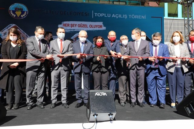 “Meclis üyemizin olmadığı Turgutlu’da 30 yıl sonra seçimi kazandık”
Mahalli ve İdari Seçimlerde CHP Genel Başkanı Kemal Kılıçdaroğlu’nun son mitingini Turgutlu’da gerçekleştirdiğini hatırlatan Başkan Çetin Akın, “29 Mart 2019’da Turgutlu’da son mitinginizi yapmıştınız. O mitingde benden bir takım sözler istediniz. Biz, seçim kazanacağımız vaadinde bulunup bu sözümüzü tuttuk. Millet İttifakı ortaklığı ile 30 yıl sonra meclis üyemizin olmadığı Turgutlu’da seçimi kazandık. İnşallah da bir daha bırakmayacağız. Bütün mitinglerimizde ‘birleşe birleşe kazanacağız, birleşe birleşe yöneteceğiz’ dedik. O sözümüzde de duruyoruz. Bütün sivil toplum örgütleriyle, muhtarlarımızla, hemşerilerimizle, kent konseyimizle iki yıllık süreci çok doğru yönettiğimizi düşünüyoruz. ‘Çalışan işçilerin ekmeği ile oynamayın’ demiştiniz. Ben ekmeğini alın terine akıtan hiçbir işçinin ekmeği ile oynamadım. Bundan sonra da ekmeğini alın teri ile evine götüren arkadaşımıza hiçbir şekilde zararımız olmayacak. ‘Şeffaf yönetin, hesap vererek yönetin’ demiştiniz. Bende Turgutlu’ya iki yıldan beri hesap vererek, şeffaf yönetim anlayışını ortaya koyarak, bütün hesabımızı kuruşuna kadar halkımızla paylaşarak size verdiğimiz sözün arkasında durduk. ‘Hak, hukuk, adalet’ diyerek yönettik. Bundan sonra da aynı şekilde yönetmeye devam edeceğiz. Bunları yaparken yalnız değilim, başkan yardımcılarımız başta olmak üzere güzel bir ekibimiz var. Genç, namuslu, çalışkan insanlarla gece gündüz demeden Turgutlu’muza hizmet etmeye devam ediyoruz” dedi. Başkan Çetin Akın aynı zamanda Turgutlu’ya kazandırılan beş büyük proje başta olmak üzere iki yıllık süre içerisinde gerçekleştirdiği çalışma ve projeleri toplu açılış törenine gelen konuklara aktardı.