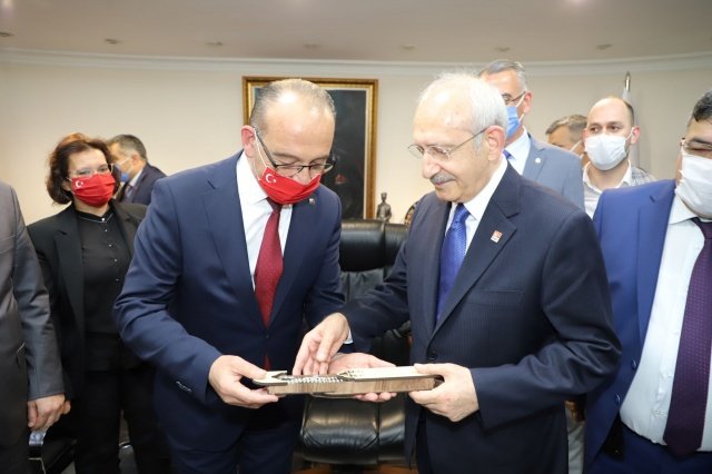 “Başkan Çetin Akın’ı yürekten kutluyorum”
Toplu Açılış Töreninde konuşan Genel Başkan Kemal Kılıçdaroğlu, “Belediye Başkanımız Çetin Akın, Turgutlu’ya daha da çok hizmet verecek, bundan yüzde yüz eminim. Eğer azim ve kararlılıkla yola çıkmışsanız, kendi cebinizi doldurmak yerine vatandaşın memnun olması için çalışıyorsanız ve ayrım yapmaksızın hizmeti bütün alana götürüyorsanız siz başarılı bir belediye başkanısınızdır. Dolayısıyla bütün Turgutluluların huzurunda Belediye Başkanımız Çetin Akın’ı yürekten kutluyorum” dedi. 
Turgutlu Belediyesi Toplu Açılış Töreni konuşmaların ardından kurdele kesilerek sona erdi.