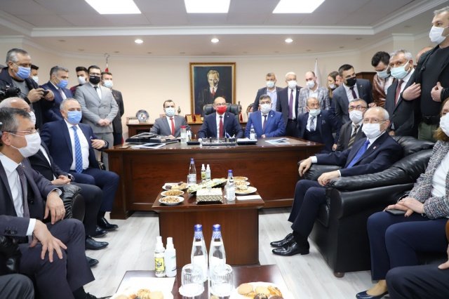 Bir dizi ziyaretleri kapsamında Manisa’ya gelen CHP Genel Başkanı Kemal Kılıçdaroğlu, Turgutlu Belediyesinin beş büyük projesi olan Turgutlu Eğitim Destek Kurs Merkezi (TURBEM), Atatürk Kültür, Sanat ve Gençlik Merkezi, Asfalt Şantiyesi, El Emeği Halk Pazarı, Atatürk Mahallesi Kültür ve Taziye Evi’nin toplu açılış törenine katıldı. CHP Genel Başkan Yardımcısı Ali Öztunç, CHP Grup Başkanvekili ve Manisa Milletvekili Özgür Özel, CHP Manisa Milletvekilleri Bekir Başevirgen, Ahmet Vehbi Bakırlıoğlu, CHP Manisa İl Başkanı Semih Balaban, İYİ Parti Manisa İl Başkanı Hasan Eryılmaz,  CHP İlçe Başkanı Hüseyin Oğuz, Akhisar Belediye Başkanı Besim Dutlulu, Alaşehir Belediye Başkanı Ahmet Öküzcüoğlu, Saruhanlı Belediye Başkanı Zeki Bilgin, Çeşme Belediye Başkanı Ekrem Oran, Turgutlu Belediye Başkan Yardımcıları Fırat Honaz, Ahmet Daşkan, Evren Erbaş Ser, Mithat Erden, Turgutlu Belediyesi Meclis Üyeleri, muhtarlar, dernek ve oda başkanları da katılım gösterdi.