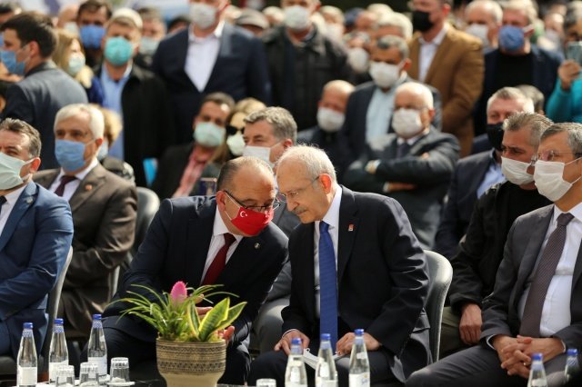 Başkan Çetin Akın ve Eşi Sabriye Akın’dan kadına şiddete hayır mesajı
Sahneye Eşi Sabriye Akın ile birlikte “Kadına Yönelik Şiddete Hayır” yazılı dövizler ile çıkan Başkan Çetin Akın, son günlerde artan kadına yönelik şiddet ve cinayetlere dikkat çekmek için dövizle çıktığını ifade ederek, “Kadına yönelik şiddetle ile ilgili çok acı haberler alıyoruz. İnşallah bütün hemşerilerimiz, bu acılardan bir ders çıkararak bundan sonraki süreçte kadınlarımıza gerekli değerli verirler, onların kıymetini bilirler. Çünkü kadınların olmadığı her yerde sıkıntı var. Bunun için biz kadınlarımıza yönelik şiddete hayır diyoruz. Lütfen sizde bu duyarlılığı göstererek çevrenizdeki insanlara gerekli mesajları verin” diye konuştu.