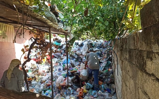 Turgutlu Belediyesi Temizlik İşleri Müdürlüğü ekipleri yapılan denetimler sonucu bir ‘çöp ev’in temizlik işlemini gerçekleştirdi. Evden 10 kamyon çöp çıkarıldı.