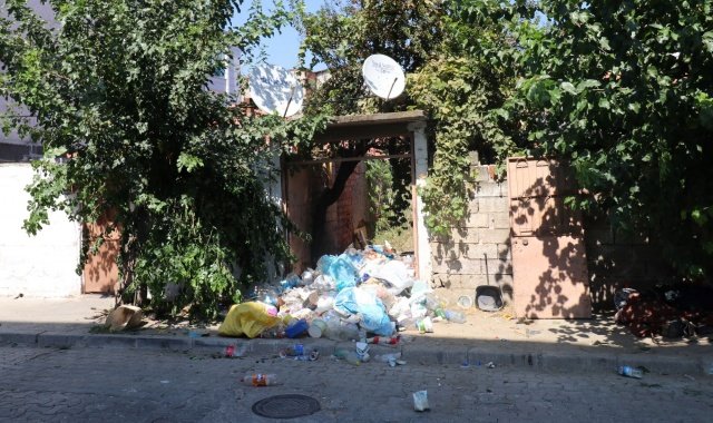 Konuyla ilgili açıklamada bulunan Turgutlu Belediye Başkan Yardımcısı ve Temizlik İşleri Müdürü Evren Erbaş Ser, “Zabıta Müdürlüğü ekiplerimiz ile İlçe Sağlık Müdürlüğü ekiplerinin gerçekleştirmiş olduğu denetimlerin ardından Yıldırım Mahallesi Sakarya Sokak 49 Numaralı adrese kayıtlı evde toplum sağlığını bozacak şekilde çöp ve atık biriktirildiği tespit edildi.  Ekiplerce gerekli tüm uyarılar yapılarak ev sahibine beş günlük süre verilmesine rağmen çöp ve atıkların toplanmadığı anlaşıldı. Yaşanan tüm bu süreç doğrultusunda İlçe Umumi Hıfzıssıhha Kurulunun almış olduğu karar gereğince Temizlik İşleri Müdürlüğü ekiplerimiz konu olan adresteki tüm çöp ve atıkların kaldırılması  çalışmalarını tamamladılar. Çevre ve Halk sağlığının korunması adına belediyemiz üstüne düşen görev ve sorumluluklarını yerine getiriyor ve getirmeye de devam edecek” ifadelerini kullandı.