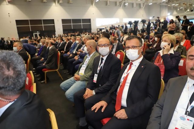 Tarımsal Kalkınma Zirvesi’nin ilk gününde CHP Genel Başkanı Kemal Kılıçdaroğlu, İstanbul Büyükşehir Belediye Başkanı Ekrem İmamoğlu ve Aydın Büyükşehir Belediye Başkanı Özlem Çerçioğlu ile birlikte Turgutlu Belediyesinin standını ziyaret etti. Turgutlu Belediye Başkanı Çetin Akın, CHP Genel Başkanı Kemal Kılıçdaroğlu’na Turgutlu’da yetişen birbirinden özel ürünleri tanıttı ve tarım alanında yapılan çalışmalar hakkında bilgi verdi. Standı ayrıca CHP Yerel Yönetimlerden Sorumlu Genel Başkan Yardımcısı ve Ordu Milletvekili Seyit Torun, CHP İzmir Milletvekili Kamil Okyay Sındır, il ve ilçe belediye başkanları da ziyaret etti.
