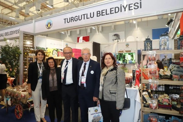 Turgutlu Belediyesi, İstanbul Avrasya Gösteri Merkezi’nde düzenlenen Tarımsal Kalkınma Zirvesi’ndeki yerini aldı. Dumanlı papaz eriği, etruşka armudu, yaş ve kuru üzüm başta olmak üzere Turgutlu’nun tarımsal ürünlerinin tanıtıldığı zirve, 2 Ekim tarihine kadar devam edecek.
