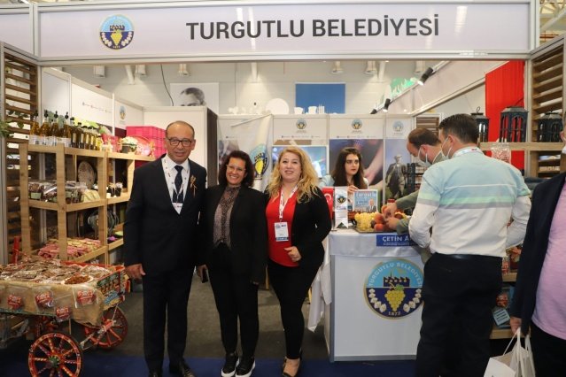 Turgutlu Belediye Başkanı Çetin Akın, “Genel Başkanımız Sayın Kemal Kılıçdaroğlu'nun katılımıyla gerçekleşen CHP’li Belediyeler Tarımsal Kalkınma Zirvesi’nde 160 belediyemiz ve 300 kooperatiflerimizle tarım politikalarımızı ve yol haritalarımızı paylaşmak için bir araya geldik. Her bölgemizde dayanışmamızı büyüterek ülkemizi tarımda hak ettiği refaha ulaştıracağız. Belediyemizin standını ziyaret ederek bizleri onurlandıran Genel Başkanımız Sayın Kemal Kılıçdaroğlu başta olmak üzere standımıza gelen tüm misafirlerimize teşekkür ederim” dedi.