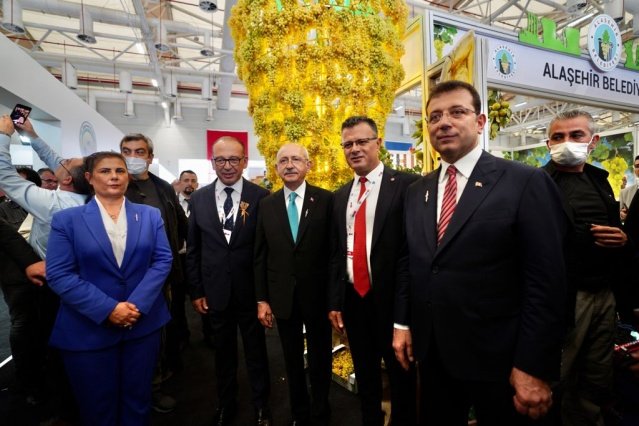 Turgutlu Belediyesi, Cumhuriyet Halk Partili Belediyelerin katılımıyla düzenlenen Tarımsal Kalkınma Zirvesi’ndeki yerini aldı. CHP Genel Başkanı Kemal Kılıçdaroğlu, Turgutlu Belediyesi’nin standını ziyaret ederek Başkan Çetin Akın’dan ürünler hakkında bilgi aldı.