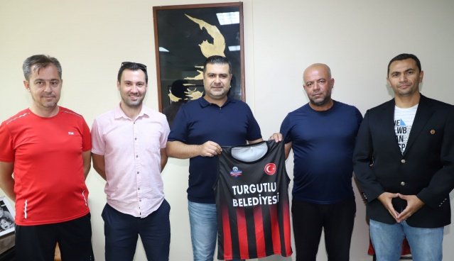 Turgutlu Belediyespor Kadın Basketbol Takımında Baş Antrenör Serdar Babacan’ın yardımcısı olarak görev alacak olan Musa Ölmez ve Atletik Performans Koçu olarak görev yapacak olan Spor Genetiği Uzmanı Bilen Hocaoğlu için imza töreni düzenlendi.