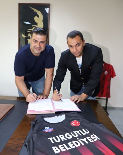 Turgutlu Belediye Başkan Yardımcısı ve Turgutlu Belediyespor As Başkanı Fırat Honaz’ın katılımıyla düzenlenen imza törenine Turgutlu Belediyesi Basketbol Şube Sorumlusu Ceyhan Önk, Kadın Basketbol Baş Antrenörü Serdar Babacan, Yardımcı Antrenör Musa Ölmez, Atletik Performans Koçu Spor Genetiği Uzmanı Bilen Hocaoğlu katıldı.