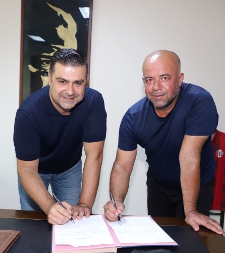 İmza sonrası konuşan Fırat Honaz: “Öncelikle camiamıza hayırlı olmasını diliyorum. İlk kez geçtiğimiz yıl mücadele ettiğimiz Kadınlar Bölgesel Basketbol Liginde bu yıl daha profesyonel hamlelerle ilerliyoruz. Bu çerçevede uzun yıllardır alt yapı takımlarımızda görev alan Musa Ölmez Hocamızla ve kendi alanında önemli bir bilgi birikimine sahip olan Spor Genetiği Uzmanı ve takımımızda Atletik Performans Koçu olarak görev yapacak olan Bilen Hocaoğlu ile sözleşmelerimizi imzaladık. Ayrıca transfer çalışmalarımıza da devam ediyoruz. Önümüzdeki günlerde anlaşmaya vardığımız oyuncularla resmi sözleşmeleri imzalayarak antrenmanlara başlamayı düşünüyoruz. Sezon sonu hedeflediğimiz noktaya ulaşmak için bir an önce çalışmaya başlayıp Turgutlu Belediyespor Kadın Basketbol Takımını daha iyi yerlere getireceğiz. Hem Hocalarımıza hem camiamıza hayırlı olsun.” dedi.