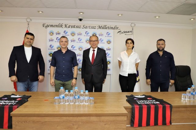 Böylece Turgutlu Belediyespor’un tüm sezon boyunca içecek tedariği, 15’ten fazla marka ile Turgutlu’da hizmet gösteren 3E Girişim Gıda Tic. Ltd. Şti. tarafından karşılanacak.
Turgutlu Belediyespor’a yeni sezonda desteklerin artarak devam ettiğini söyleyen Başkan Çetin Akın, “Turgutlu’muzu futbol, basketbol ve voleybol branşlarında başarıyla temsil eden Belediyespor’umuza desteklerin artarak devam etmesi bizler için mutluluk verici. Turgutlu’muzda faaliyetlerini sürdüren 3E Girişim Gıda Tic. Ltd. Şti. ve Kurucu Ortağı Melih Bildiren’e Belediyespor’umuzun içecek sponsoru oldukları için teşekkür ediyor, hayırlı işler bol ve bereketli kazançlar diliyorum” dedi. 
3E Girişim Gıda Tic. Ltd. Şti. Kurucu Ortağı Melih Bildiren ise, “Sahadaki mücadeleleri ile Turgutlu’yu ve bizleri her zaman gururlandıran Turgutlu Belediyespor’un tüm sezon boyunca içecek sponsoru olduğumuz için çok mutluyuz. Futbol Takımı, Kadın Basketbol Takımı ve Erkek Voleybol Takımına her zaman destek olmaya devam edeceğiz” ifadelerini kullandı.