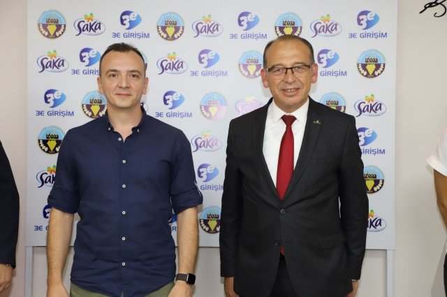 Turgutlu Belediyesi Meclis Salonunda düzenlenen imza törenine Turgutlu Belediye Başkanı ve Turgutlu Belediyespor Başkanı Çetin Akın, Başkan Yardımcısı ve Belediyespor As Başkanı Fırat Honaz, Başkan Yardımcıları Ahmet Daşkan, Evren Erbaş Ser ve 3E Girişim Gıda Tic. Ltd. Şti. Kurucu Ortağı Melih Bildiren katıldı.
