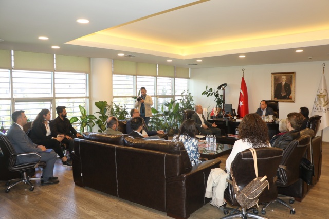 Turizm alanında kapsamlı bir yol haritası oluşturmayı hedefleyen Turizm Tanıtım ve Sanat Komisyonu, Akhisar Belediye Başkanı Besim Dutlulu’yu makamında ziyaret ederek ilçenin turizm değerleri hakkında bilgi aldı. Ziyarete CHP Grup Başkanvekili ve komisyon üyesi Erdinç Yavaşlı, Turizm Tanıtım ve Sanat Komisyonu Başkanı Lütfi Akdağ ve komisyon üyeleri Emine Koç, Faruk Östlüer, Gülten Ezgi Tulaz, Mustafa Gül ve Yasin Yalçın katıldı. Ziyarette Akhisar Belediye Başkan Yardımcısı ve Büyükşehir Belediye Meclis Üyesi Ekrem Kayserili, Büyükşehir Belediye Meclis Üyeleri Sema Şenyaşa ile Gülden Erhun da yer aldı.