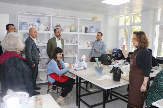 Akhisar’ın tarihî yapıları olan Paşa Camii, Ulu Camii ve Şeyh İsa Camii ile Zeynelzade Çocuk Kütüphanesi ve kadın emeğiyle üretilen sanat eserlerinin sergilendiği sanat sokağı da ziyaret edilen noktalar arasında yer aldı. Programın sonunda 1500 yıllık zeytin ağaçlarının bulunduğu Anıt Bahçe’ye yapılan ziyaretle Akhisar turu tamamlandı.