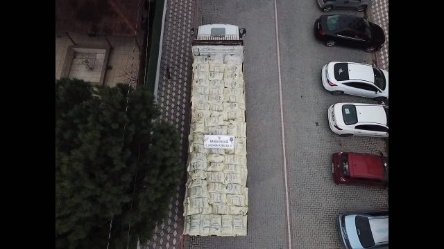 Manisa ili Akhisar ilçesinde 15.12.2021 günü saat 18:00 sıralarında alınan duyum ve yapılan çalışmalar neticesinde Manisa iline giriş yapacak olan piyasa değeri 500.000 TL olan 35 ton kaçak gübre Manisa İl Jandarma Komutanlığı Kaçakçılık ve Organize Suçlarla Mücadele Şube Müdürlüğü, Akhisar İlçe Jandarma Komutanlığı Jasat Timi ve Asayiş Timlerinin yapmış olduğu müşterek faaliyet neticesinde ele geçirilmiş, müşteki H.C. (E/49) ve O.K. (E/55)’nin sahte gübreyi Salihli ilçesinden şüpheli E.K.(E/30) isimli şahıstan aldıkları tespit edilmiştir.