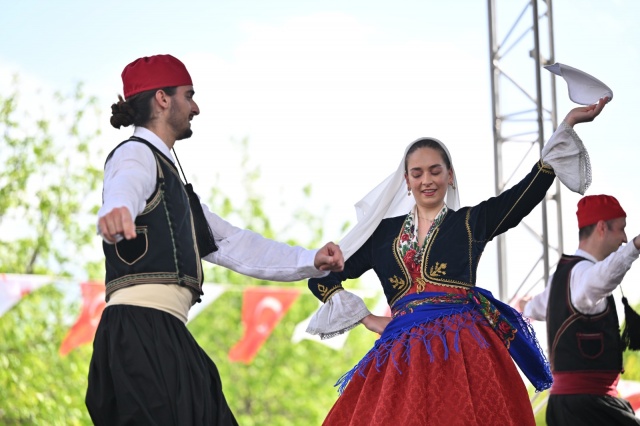 Renkli kostümleri, geleneksel müzikleri ve kültürel motifleriyle sahne alan topluluklar, izleyenlere adeta dünya turu yaptırdı. Etkinlik alanlarını dolduran Manisalılar, farklı ülkelerin kültürlerini yakından tanıma fırsatı bulurken, gösterilere yoğun ilgi gösterdi.