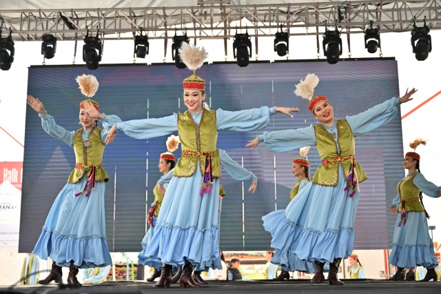 Festival Boyu Sokak Sahne Etkinlikleri kapsamında Halk Dansları toplulukları, Manisa’nın dört bir yanında sahne aldı.