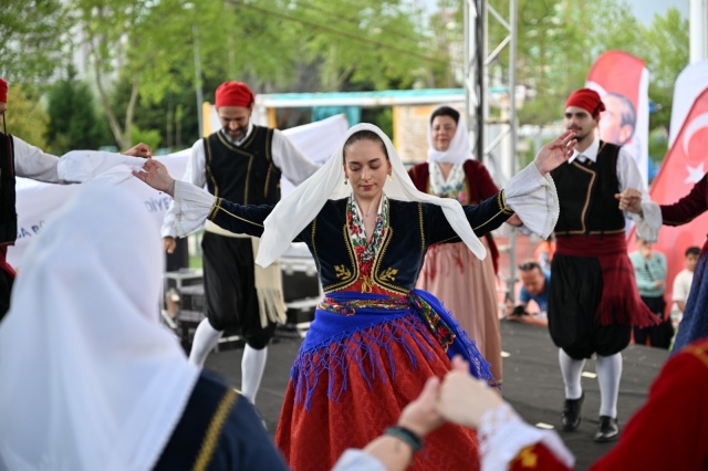 Bu yıl 486’ncı kez gerçekleştirilen Uluslararası Manisa Mesir Macunu Festivali, dünyanın dört bir yanından halk dansları topluluklarını Manisa’da bir araya getirdi. Festival kapsamında düzenlenen sokak sahne etkinlikleri, kente renkli ve coşkulu anlar yaşattı.