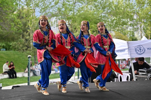 İtalya, Kuzey Makedonya, Endonezya, Polonya, Kazakistan, Yunanistan, Kuzey Kıbrıs Türk Cumhuriyeti, Azerbaycan, Litvanya ve Sırbistan Halk Dansları Toplulukları Atatürk Kent Park, Manisa Büyükşehir Belediyesi Fuar Merkezi ve Ulupark’ta sahne aldı.