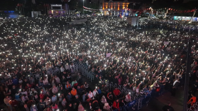 Gece boyunca enerjisini hiç düşürmeyen Kenan Doğulu, Manisalılara müzik dolu, unutulmaz bir festival gecesi yaşattı.
