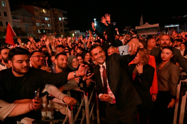 Bu yıl 485’incisi düzenlenen Uluslararası Manisa Mesir Macunu Festivali, renkli etkinliklerin yanı sıra Kenan Doğulu konseriyle unutulmaz anlara sahne oldu. On binlerce kişinin akın ettiği Cumhuriyet Meydanı'nda, Doğulu sevilen şarkılarıyla izleyicilere müzik dolu bir gece yaşattı. Enerjisi ve sahne performansıyla festivale damgasını vuran sanatçı, Manisalılara adeta bir müzik şöleni sundu.