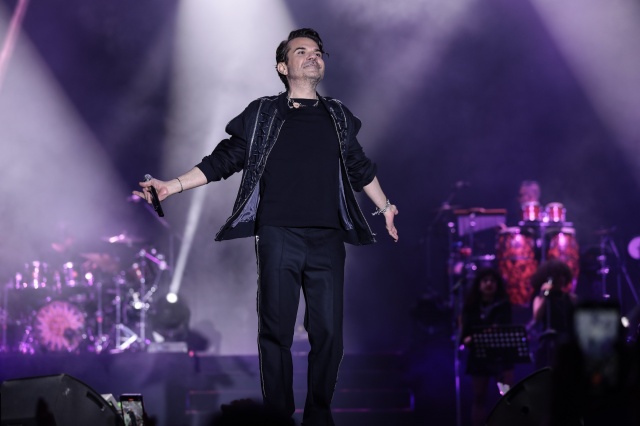 “Dolu Dolu Festival” temasıyla gerçekleştirilen etkinlikler kapsamında sahne alan Kenan Doğulu, konserine “Bumaya” şarkısıyla başladı. Performansı boyunca ‘İlk Adımı Sen At’, ‘Rüya’, ‘Ara Beni Lütfen’, ‘Aklım Karıştı’, ‘Baş Harfi Ben’ ve ‘Gelinim’ gibi hit parçalarını seslendiren Doğulu, meydanı dolduran binlerce hayranıyla coşkuyu doruğa taşıdı.