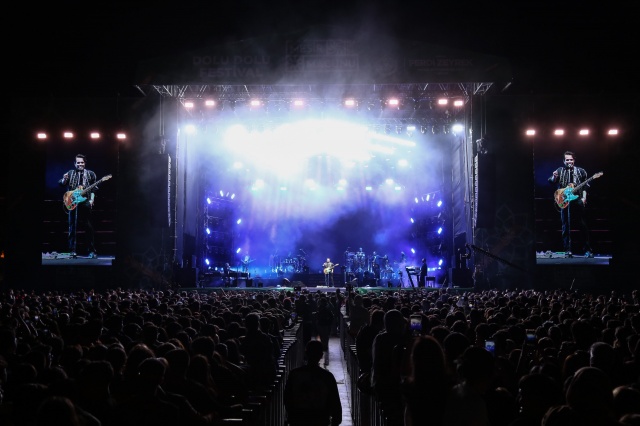 Konser sırasında Manisalılara seslenen Kenan Doğulu, “Sevgili küçükler, değerli büyüklerim, güzel Manisa’mın güzel insanları; hepiniz hoş geldiniz. Bu köklü geleneğin yine coşkulu geçeceğini biliyorduk. Bu güzelliği yaşatan tüm emekçilere büyük bir alkış gönderelim” diyerek teşekkür etti.